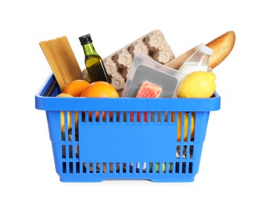 Beyaza izole edilmiş farklı gıda ürünleri içeren alışveriş sepeti.