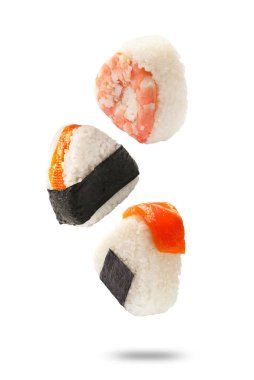 Lezzetli onigiri beyaz arka plana düşüyor. Japon yemeği