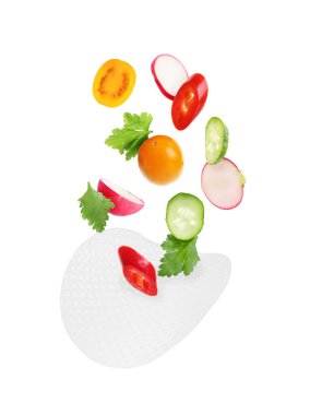 Pirinç kağıdı ve beyaz arka plana düşen farklı malzemeler.