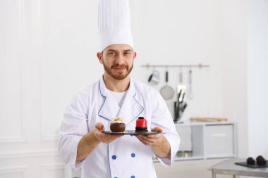 Mutfakta lezzetli tatlılar ve metin için yer olan şekerlemeci.