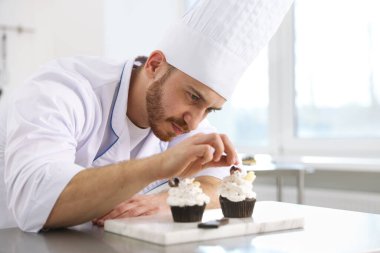 Şekerci lezzetli kekler yapıyor. Mutfaktaki masada çikolata traşlı. Mesaj atmak için yer var.