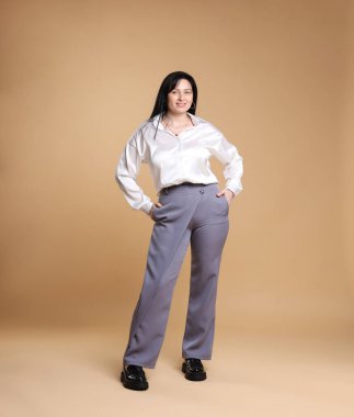 Gülümseme artı bej arka planda boy modeli. Fazla kilolu