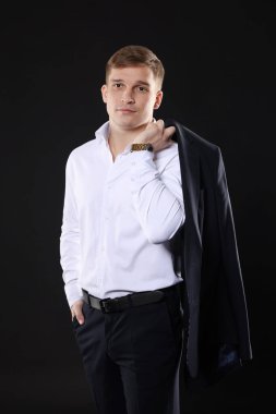 Siyah arka planda klasik takım elbiseli adam.