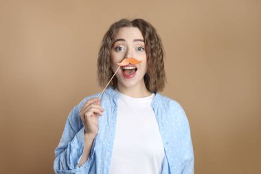 Bej arka planda sahte kağıt bıyıklı komik kadın.