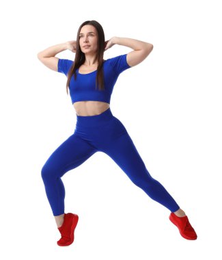 Beyaz arka planda spor kıyafetli kadın pozu