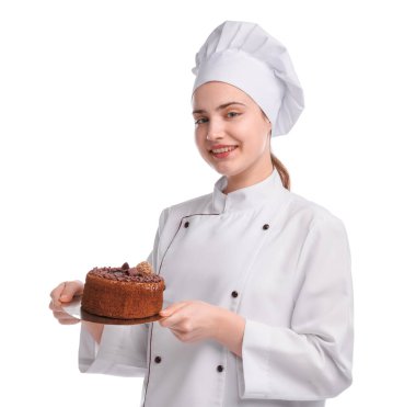 Üniformalı mutlu pastacı beyaz arka planda lezzetli çikolatalı pasta tutuyor.
