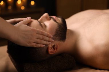 Adam spa salonunda masaj yaptırıyor.