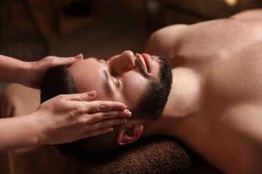 Adam spa salonunda masaj yaptırıyor.