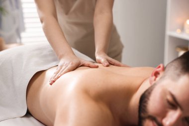 Adam spa salonunda masaj yaptırıyor.