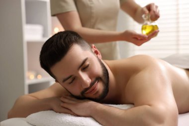 Adam spa salonunda masaj yaptırıyor.