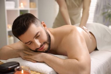 Adam spa salonunda masaj yaptırıyor.