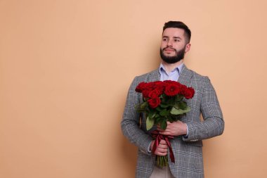 Bej arka planda kırmızı gül buketi olan adam, metin için boşluk
