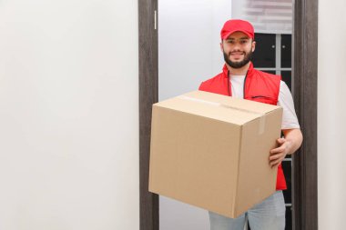 İçinde paket olan gülümseyen bir kurye. Metin için boşluk