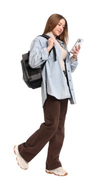 Beyaz arka planda akıllı telefonu olan gülümseyen genç kız.