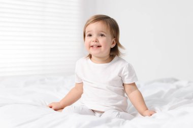 Sevimli küçük bebek kız evde yatakta