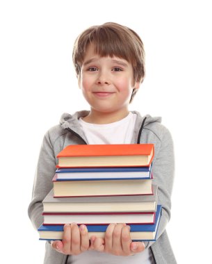 Beyaz arka plan hakkında çok farklı kitapları olan bir çocuk.
