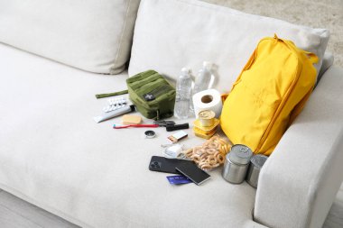 Hayatta kalma kiti. Kanepede farklı acil durum malzemeleri var.