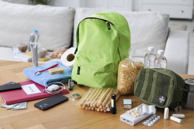 Hayatta kalma kiti. İçerideki ahşap masada farklı acil durum malzemeleri var.