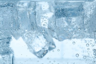 Arka plan olarak buz küpleri ile soda tazeleniyor, yakın plan