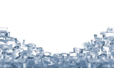 Beyaz zemin üzerinde berrak buz küpleri yığını