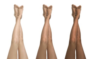 Beyaz arka planda epilasyon işleminden sonra bacakları pürüzsüz görünen kadınlar, yakın plan. Farklı ten renklerini gösteren fotoğraf kolajı
