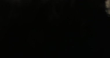 Koyu arkaplanda ışıklarda akan güzel duman