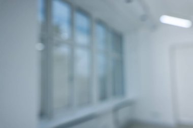 Pencereli yeni boş odanın bulanık görünümü