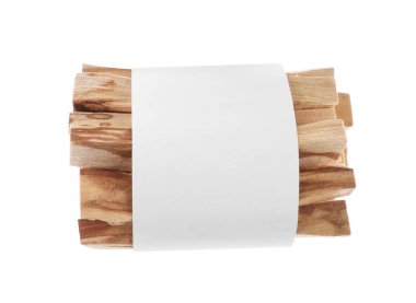 Beyaz arka planda kağıda sarılı Palo Santo çubukları