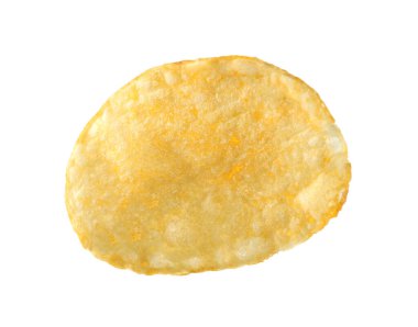 Beyaza izole edilmiş lezzetli bir patates cipsi.