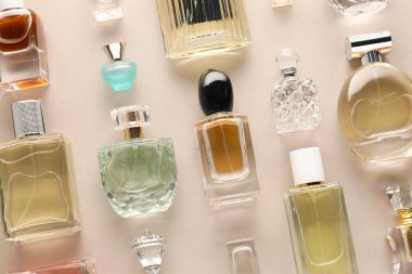 Bej arka planda çeşitli parfüm şişeleri, düzlük