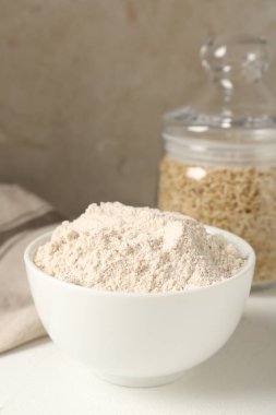 Kahverengi pirinç ve un beyaz masada. Metin için boşluk
