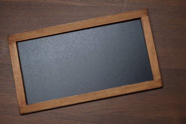 Ahşap zemin üzerinde boş küçük karatahta, üst görünüm