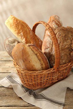 Tahta masadaki sepetin içinde farklı somunlar, yakın çekim.