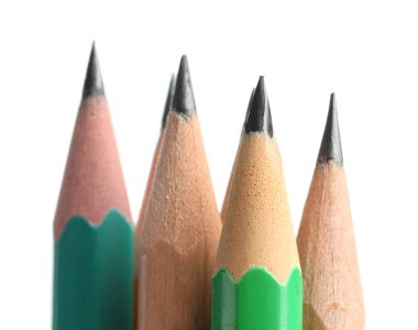 Beyaza izole edilmiş bir sürü grafit kalem.