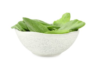 Taze yeşil kuş yaprakları beyaz kasede izole edilmiş.