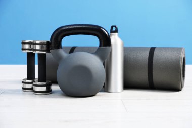 Kettlebell ve diğer spor ekipmanları içeride.