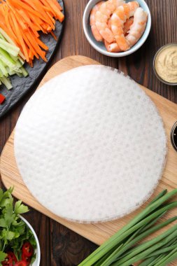 Yenebilir pirinç kağıtları ve malzemeler ahşap masada, düz yerde.