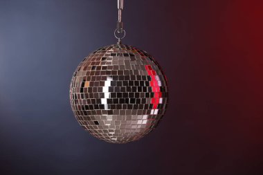 Koyu arkaplanda parlak bir disko topu