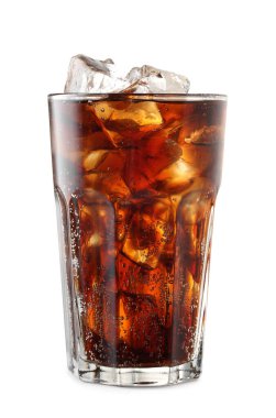 Beyaz üzerine buz küpleri izole edilmiş bir bardak kola.