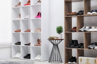 Ayakkabı deposu. Farklı ayakkabılar ve kapalı masa ile raf üniteleri