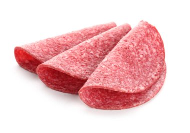 Beyaz üzerine izole edilmiş lezzetli füme sosis dilimleri.