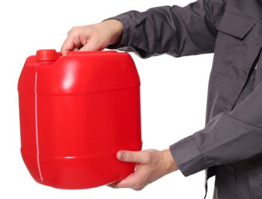 Beyaz arka planda plastik kutu tutan adam, yakın plan.