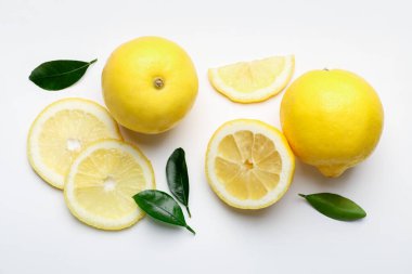 Beyaz arka planda taze olgun limonlar, düz uzanmış.