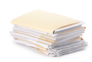 Beyaz üzerine izole edilmiş kağıtlar içeren dosya dizinleri yığını