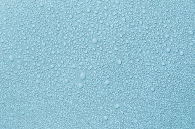 Açık mavi arkaplanda çok su damlası var