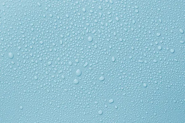 Açık mavi arkaplanda çok su damlası var