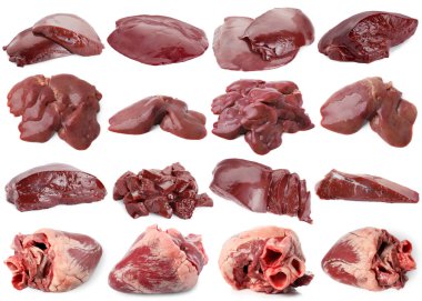 Beyaz arkaplanda taze çiğ organ etleri.