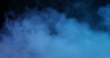 Güzel duman, arka planda neon ışıklarda akıyor.