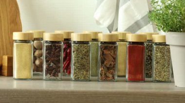 Baharat seçen ve kapalı bir masada tarçınlı kavanoz alan bir kadın.