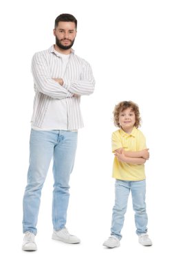 Mutlu baba ve oğlu beyaz arka planda